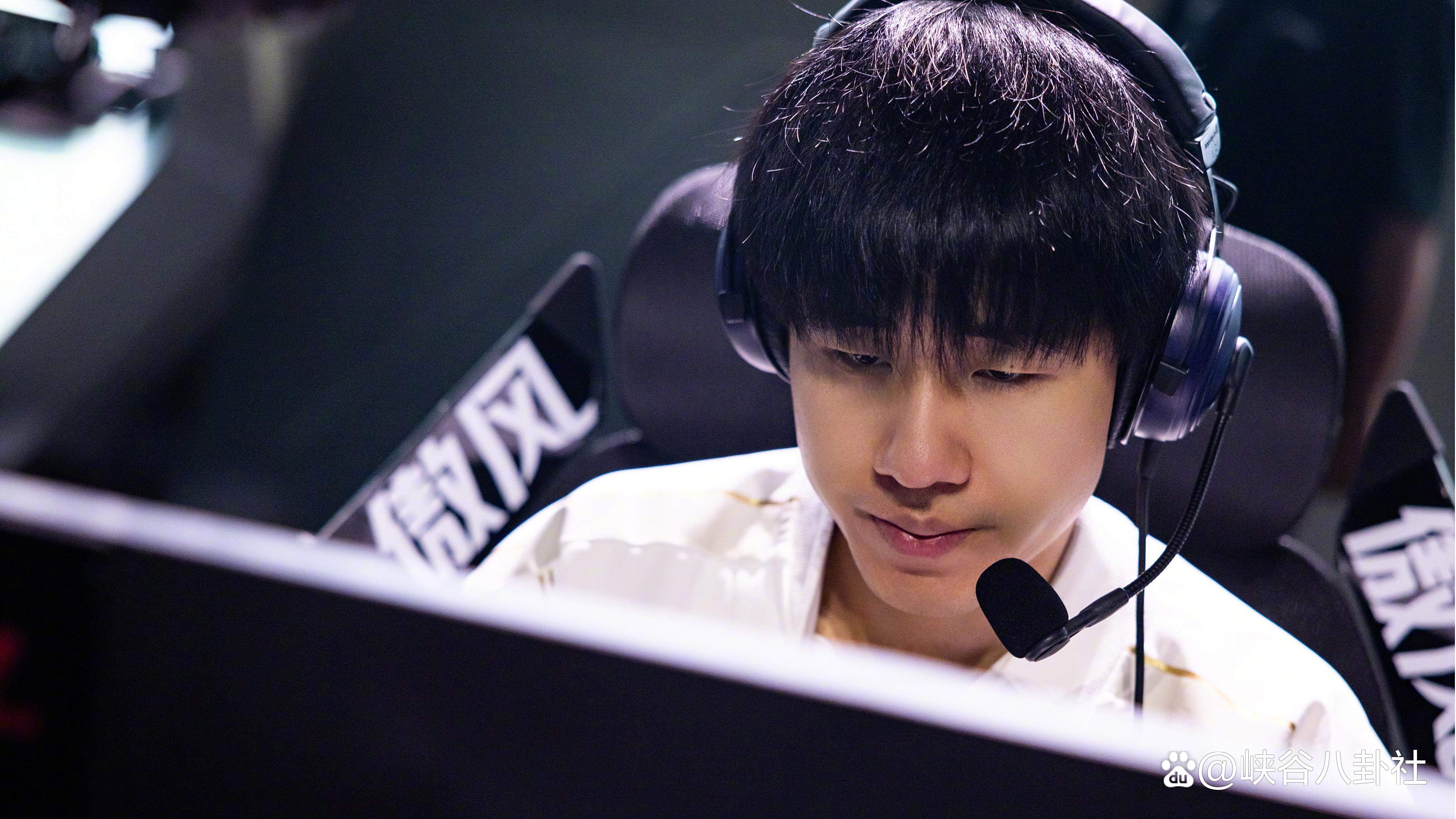 PG-老鹰不断突破！，Rookie连续十场比赛得分超过败北赢得满堂喝彩的简单介绍