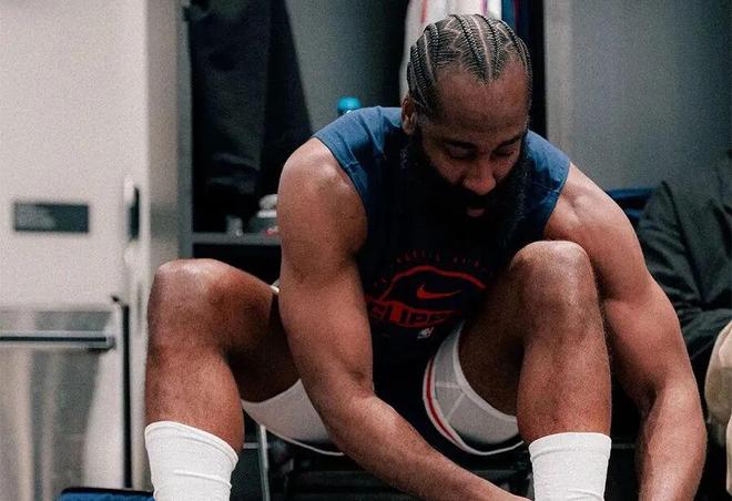 PG游戏-哈登回归赛场，赛事规则更新首场状态亮眼，拜仁观众沸腾！的简单介绍